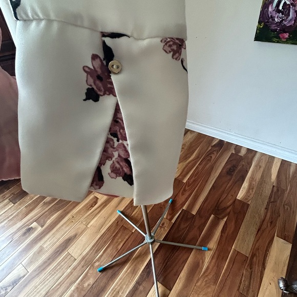 Ladies Dress/Casual blouse. Cream/white, purple flowers. Keyhole back. EUC Sz M - Picture 3 of 6